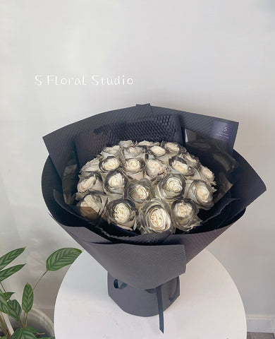 Tinted black Roses bouquet 21