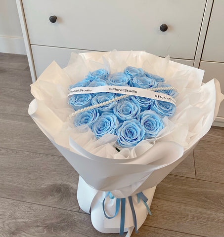 Preserved blue roses bouquet