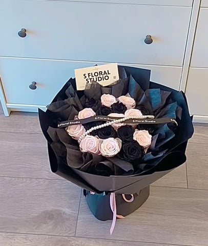 Black/pink preserved roses bouquet