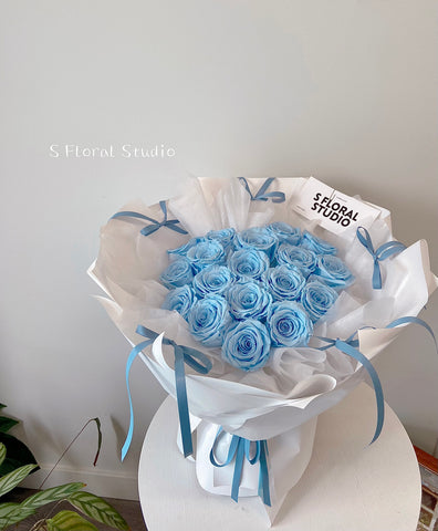 Preserved blue roses bouquet