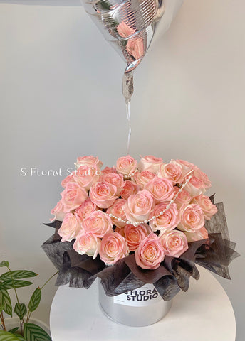 Tinted light pink roses Box