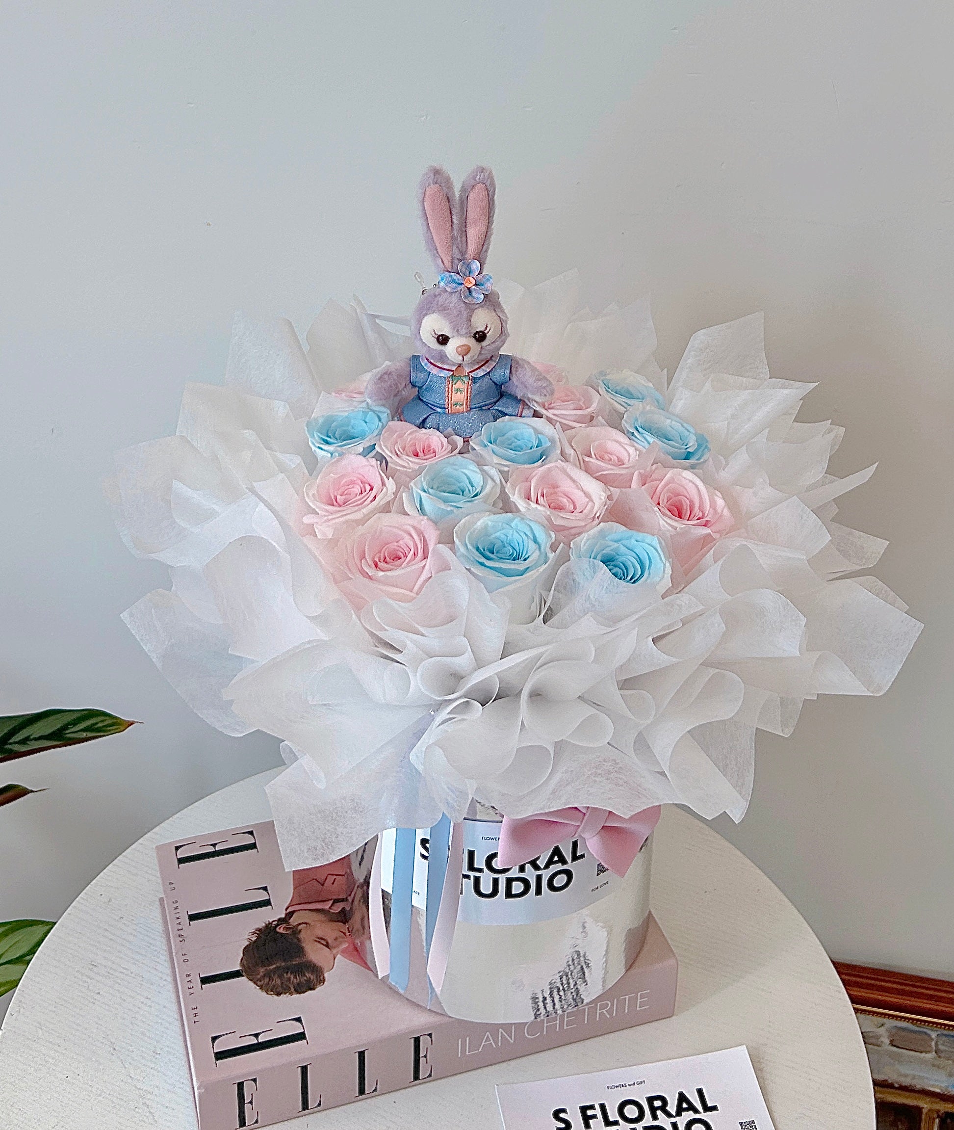 Preserved roses box with Disney doll