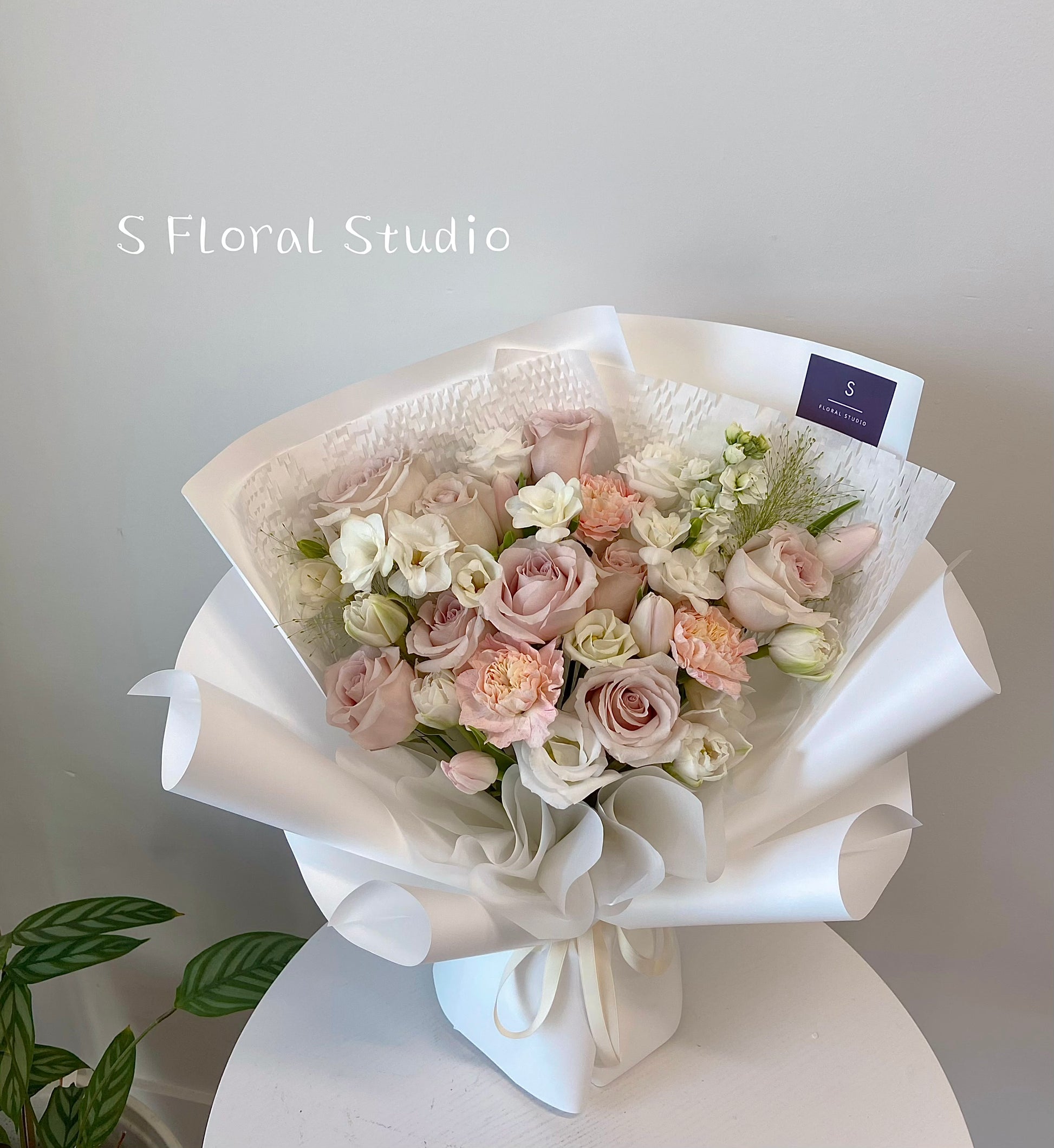 Assorted flower bouquet (beige/white)