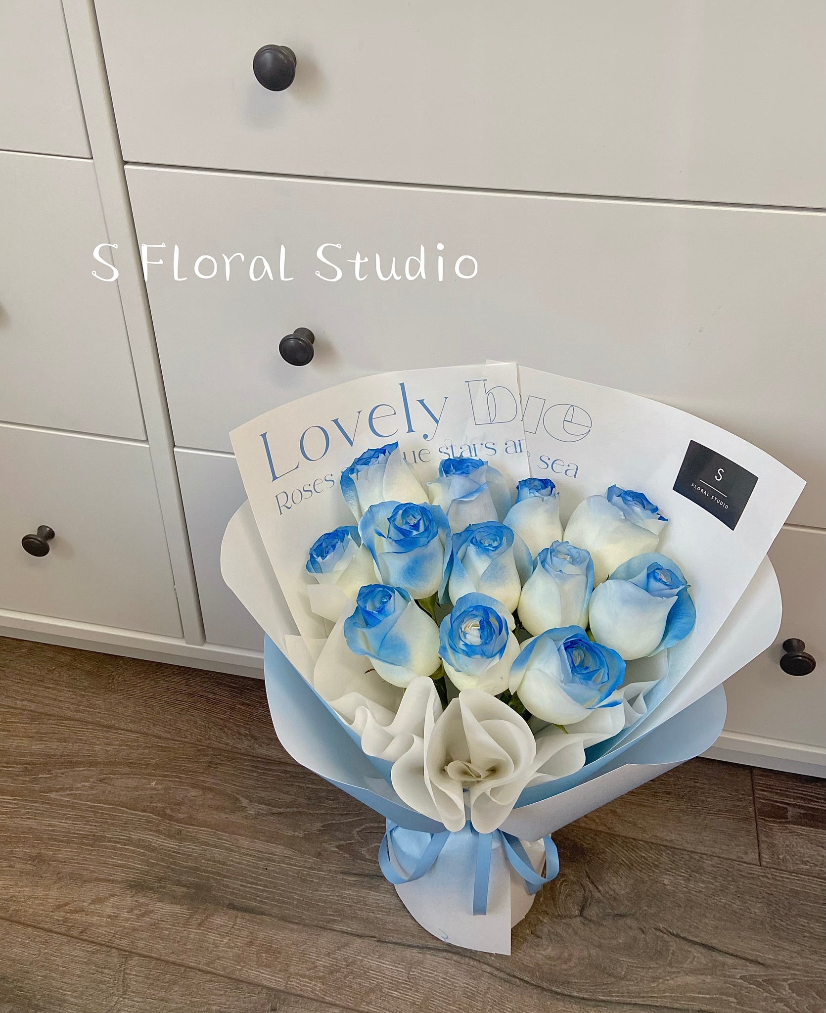 Tinted blue Roses bouquet 11