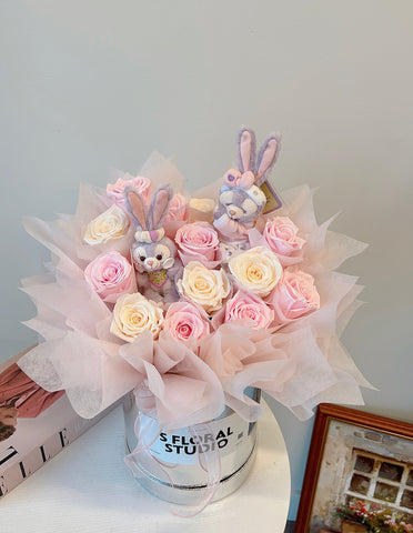 Preserved roses box with Disney doll