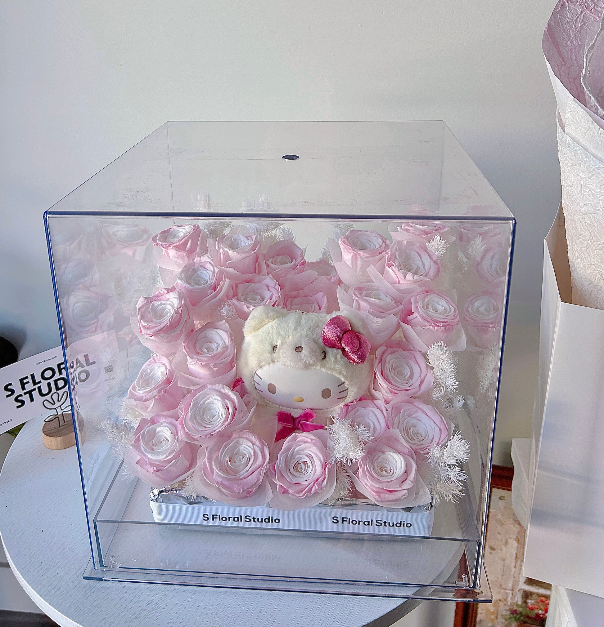 Pink hello kitty Preserved roses Box
