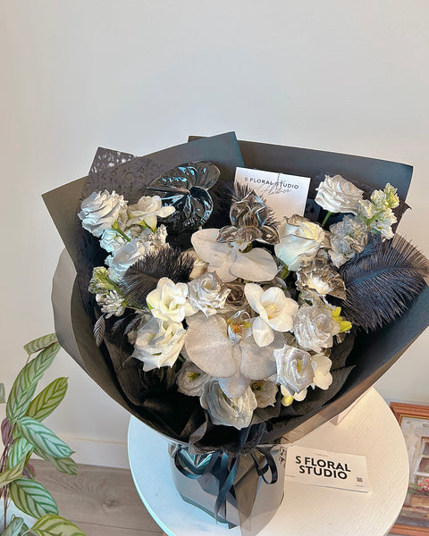 Assorted flower Bouquet (black/white)