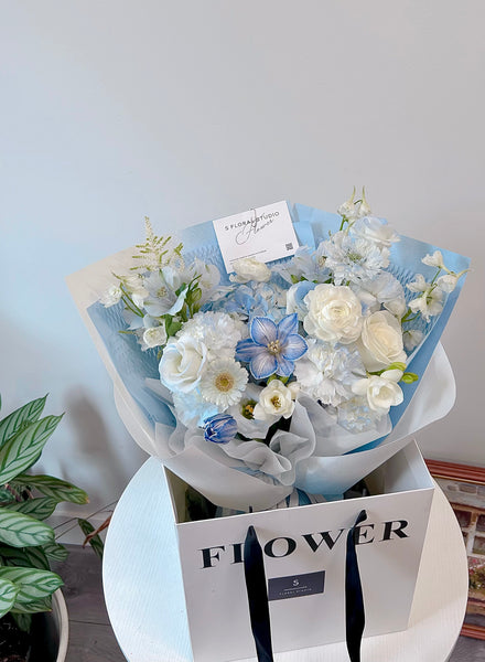 Assorted flower bouquet（blue/white）