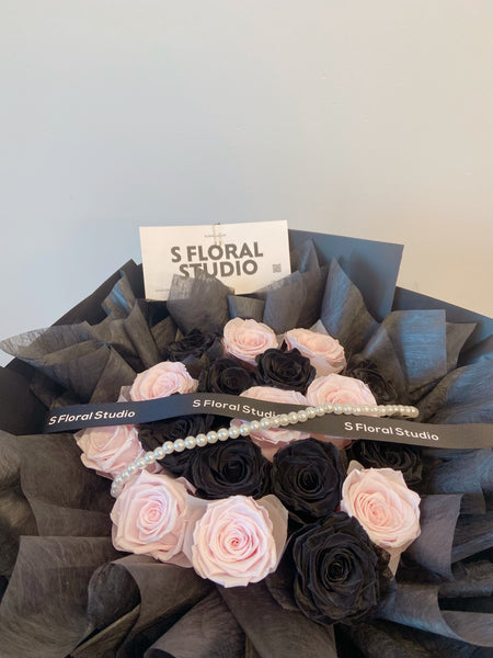 Black/pink preserved roses bouquet