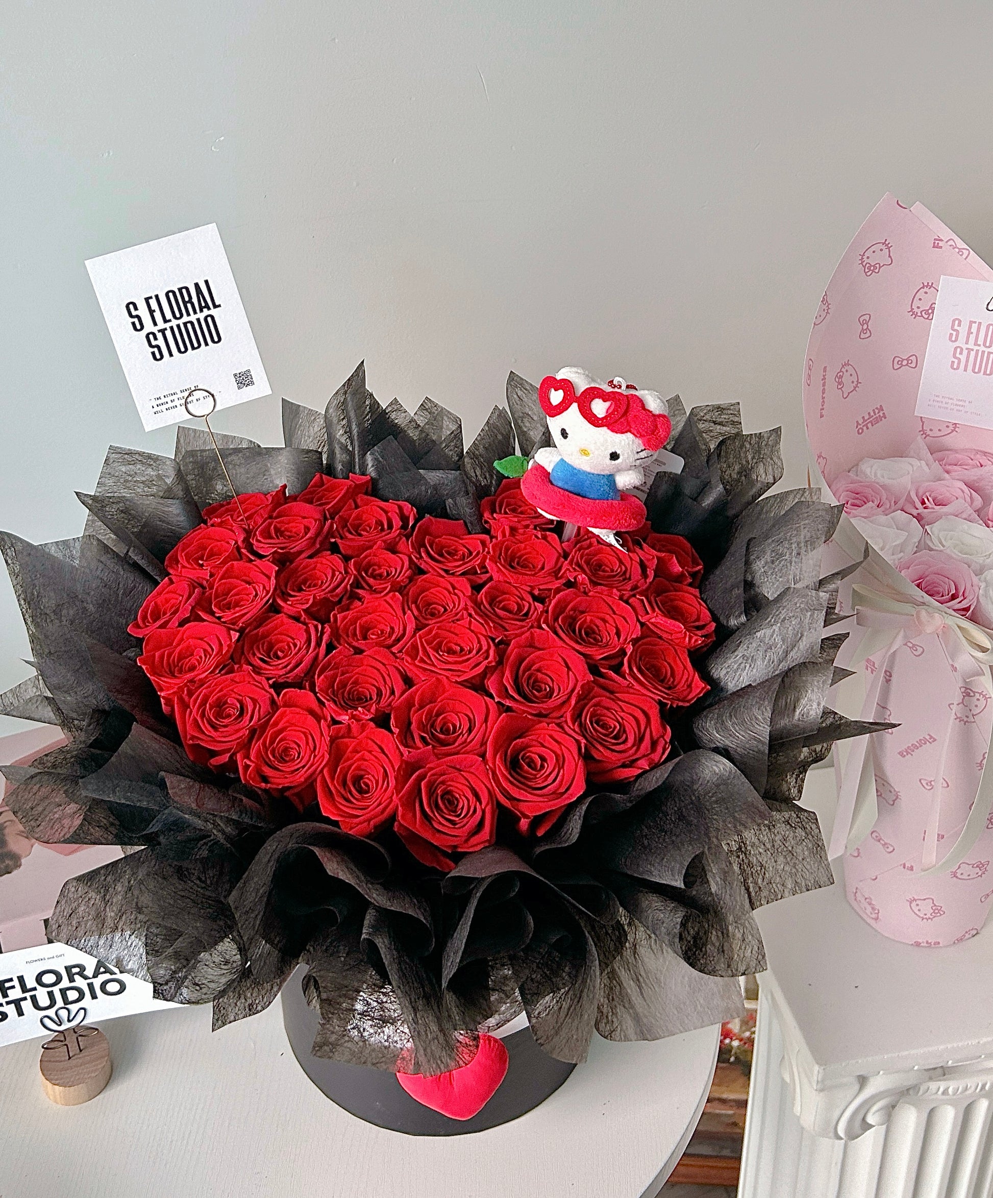 Preserved red roses Box