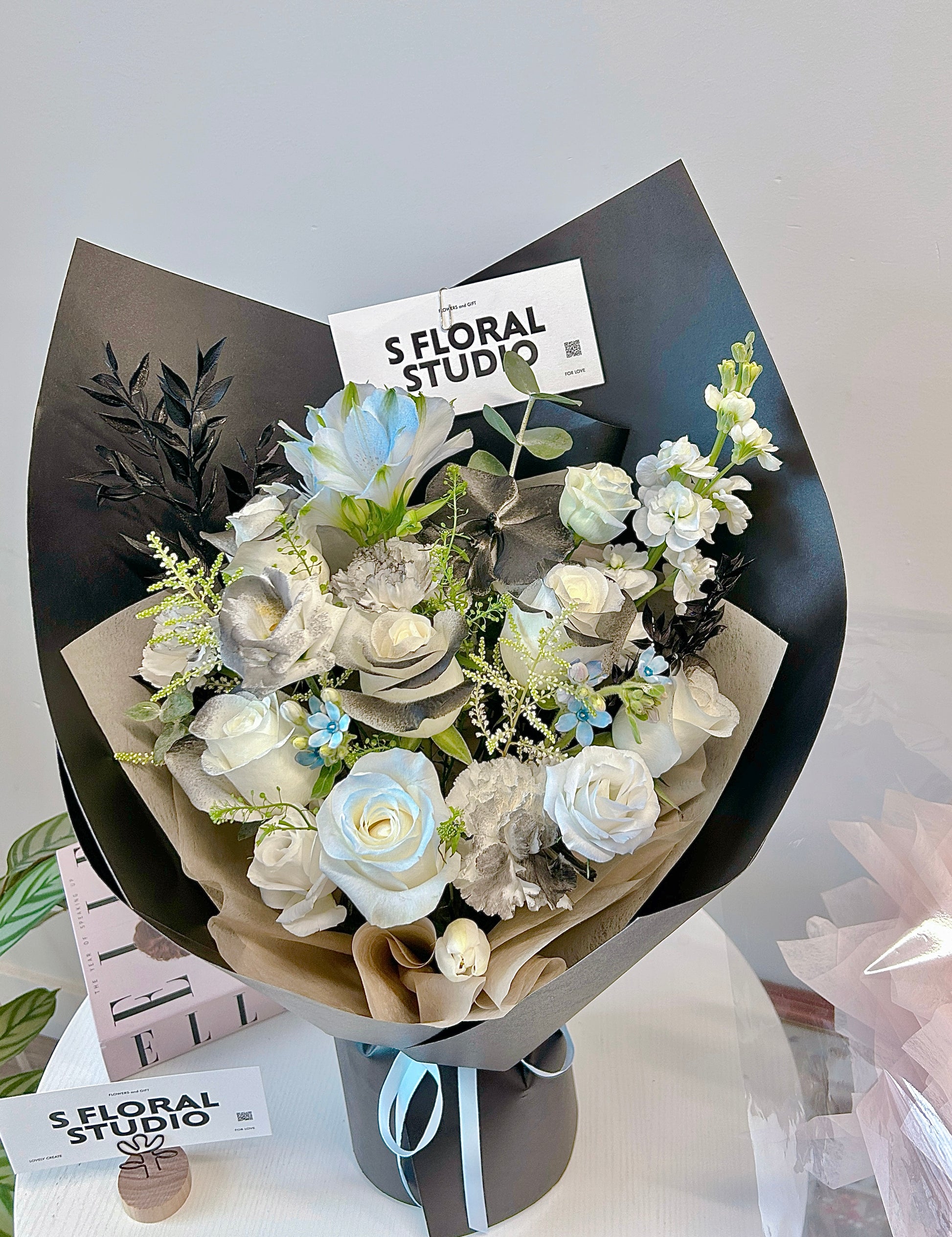 Assorted flower Bouquet（black/blue）