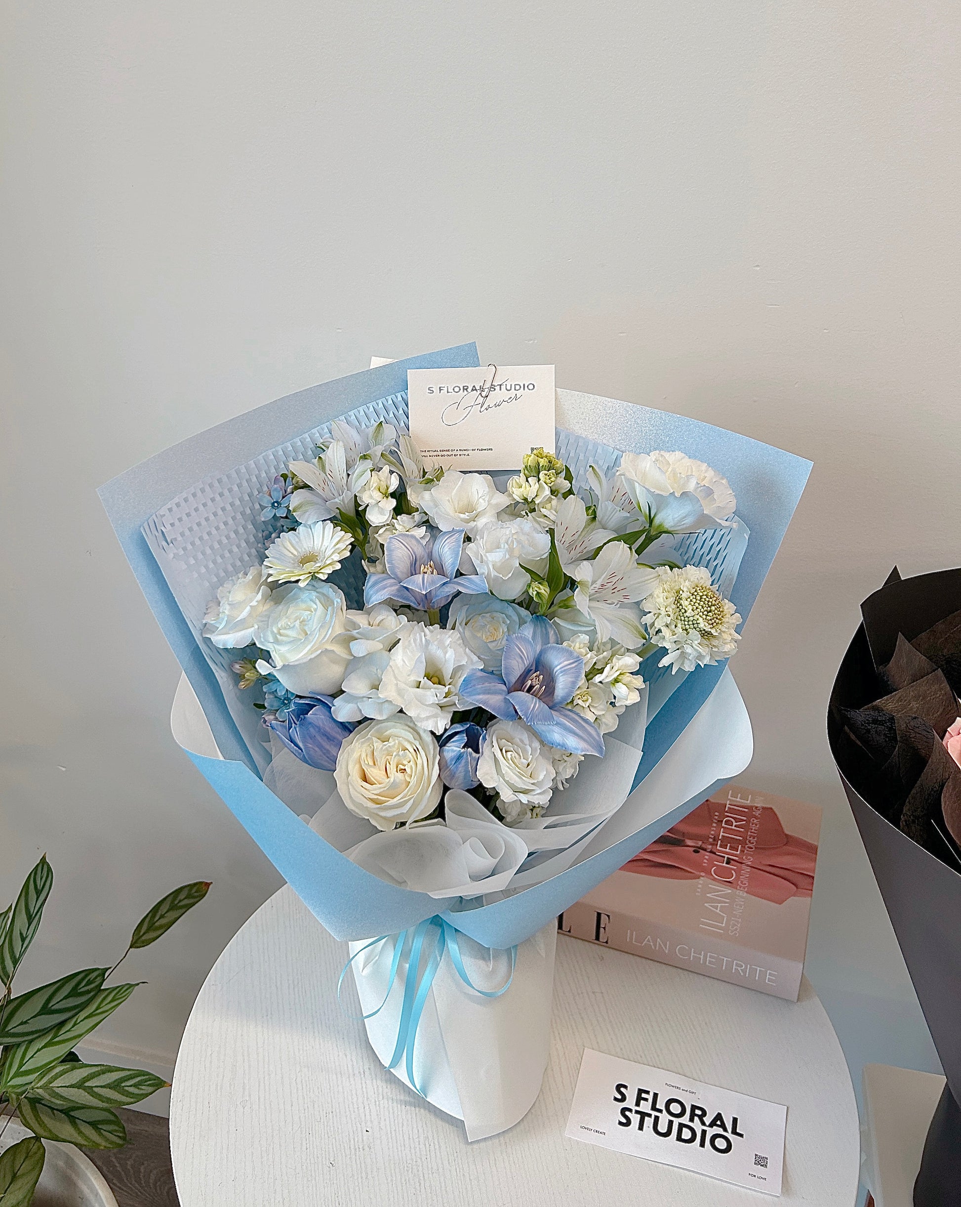 Assorted flower bouquet（blue/white）