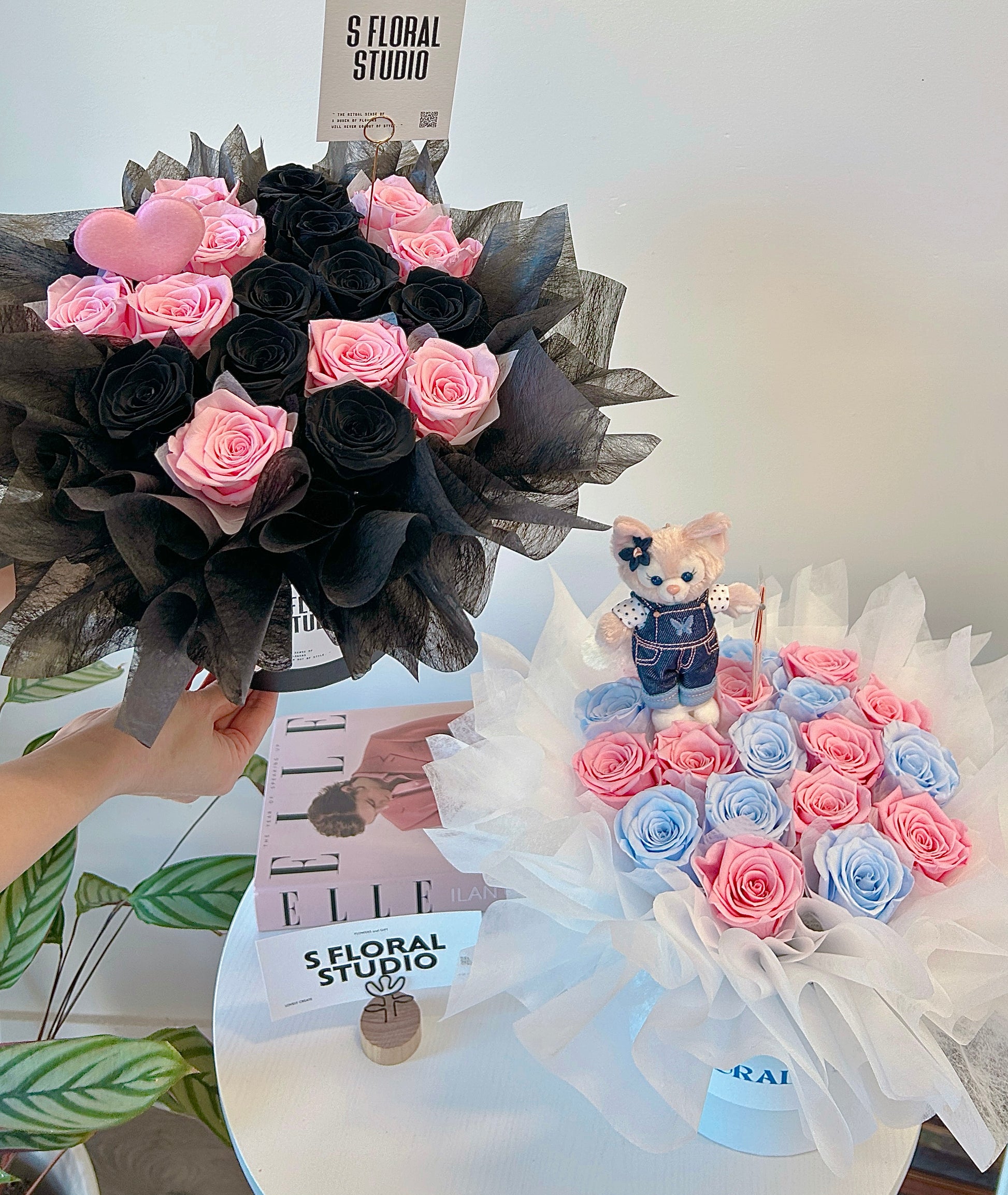 Preserved roses box with Disney doll
