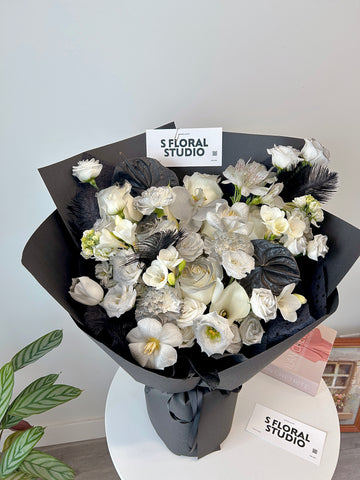 Assorted flower Bouquet (black/white)