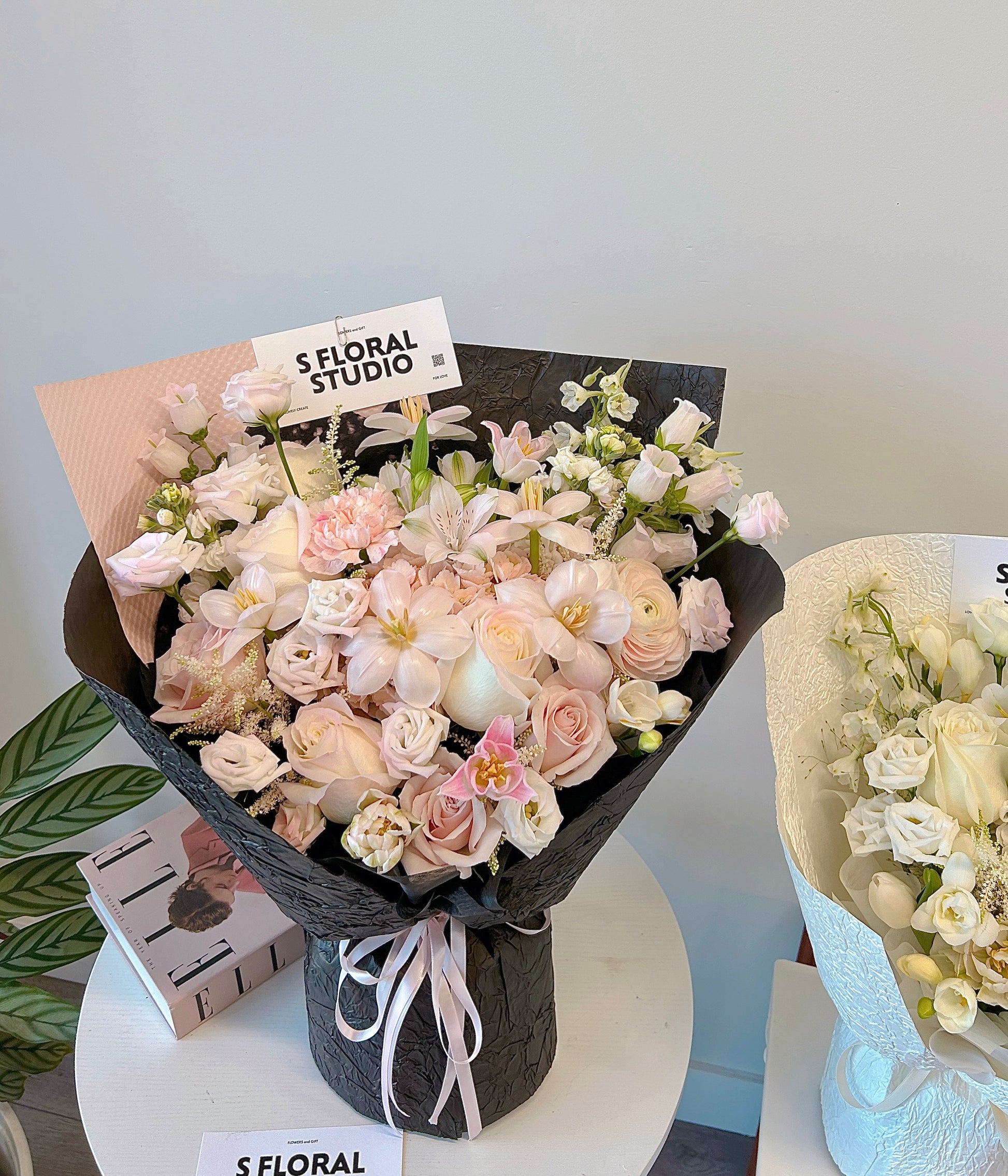 Assorted flower Bouquet（pink/black）
