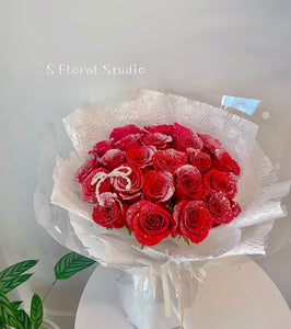 Snowy red rose bouquet