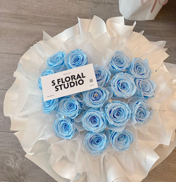 Preserved blue roses bouquet