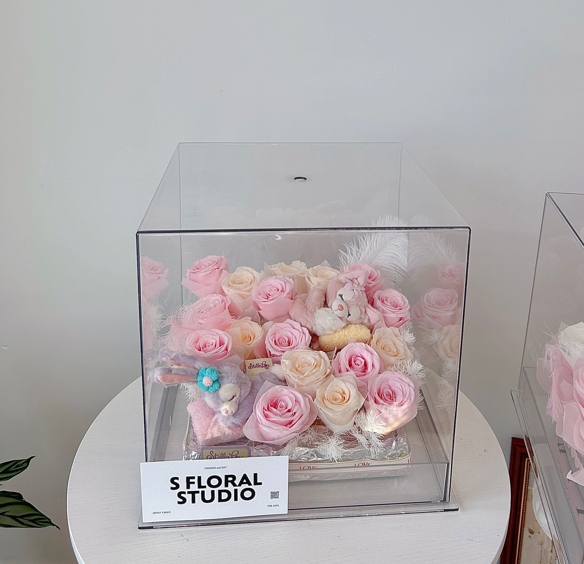 Preserved roses with Disney doll