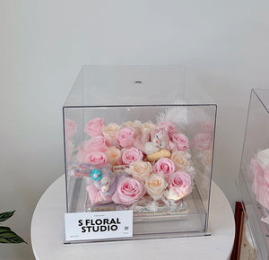Preserved roses with Disney doll