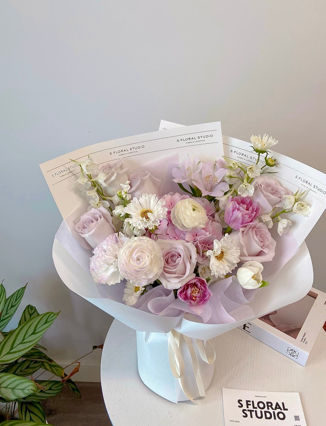 Assorted flower bouquet (lavender/white)