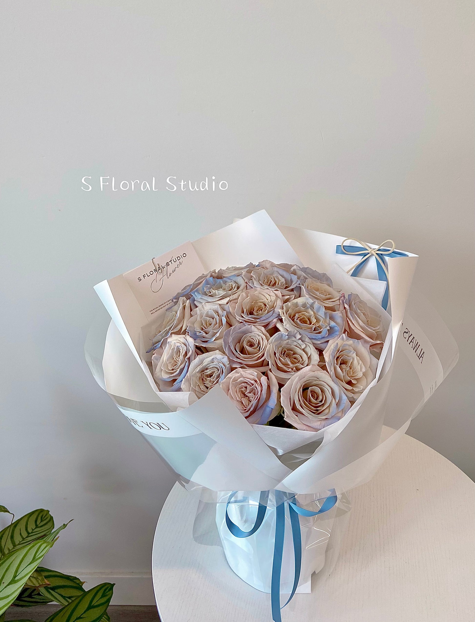 Menta Blue roses Bouquet