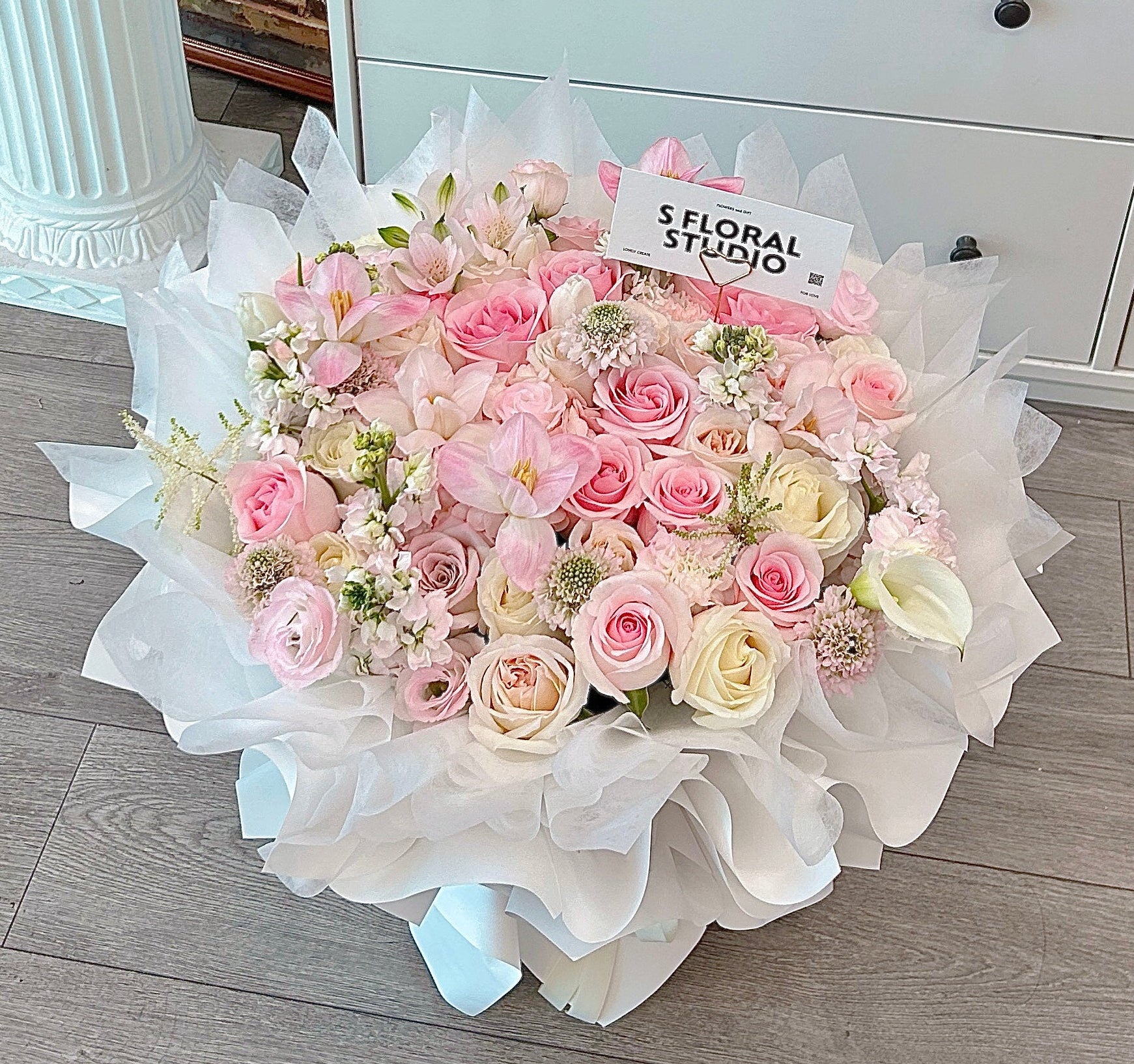 Assorted flower Bouquet (light pink/white)