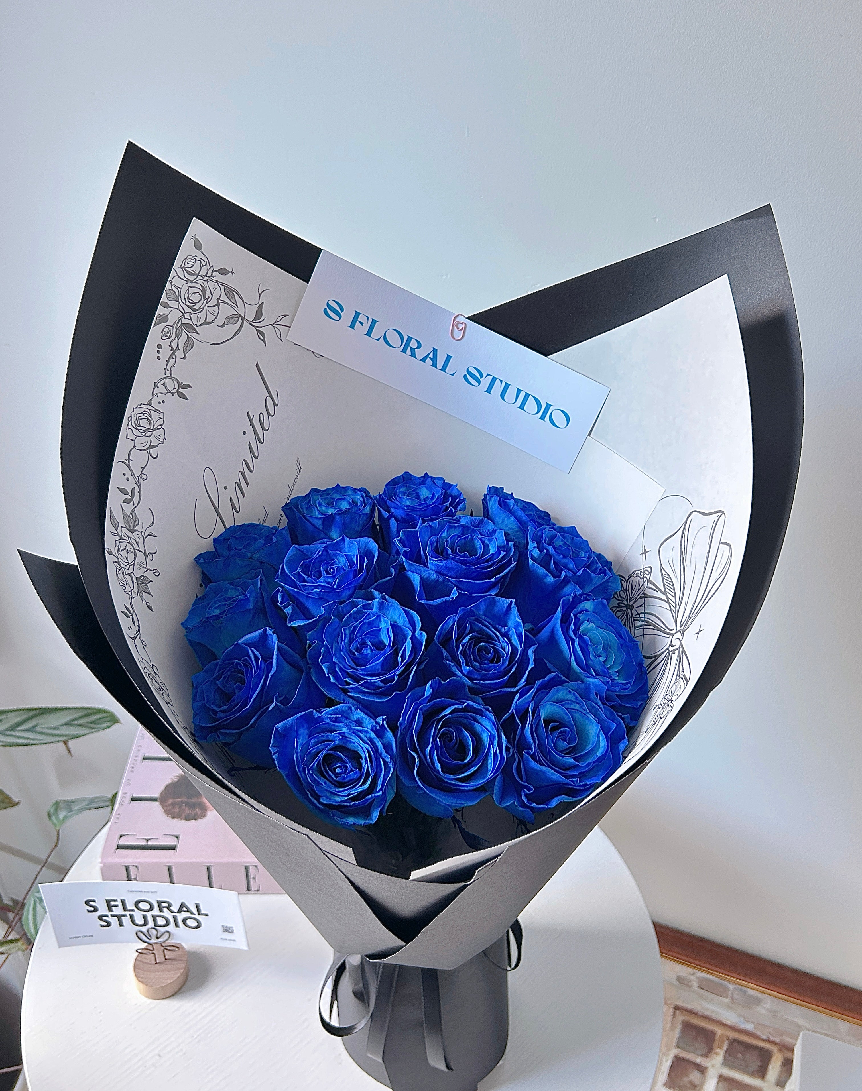 Klein Blue Roses Bouquet