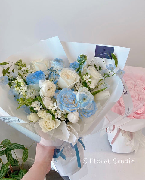 Assorted flower bouquet（blue/white）