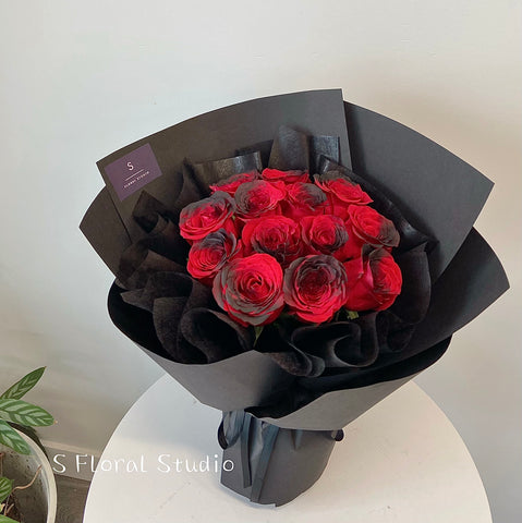 Tinted black/red roses Bouquet 12