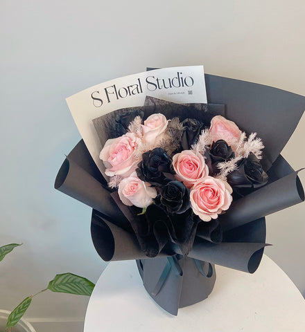 Black pink roses Bouquet 11