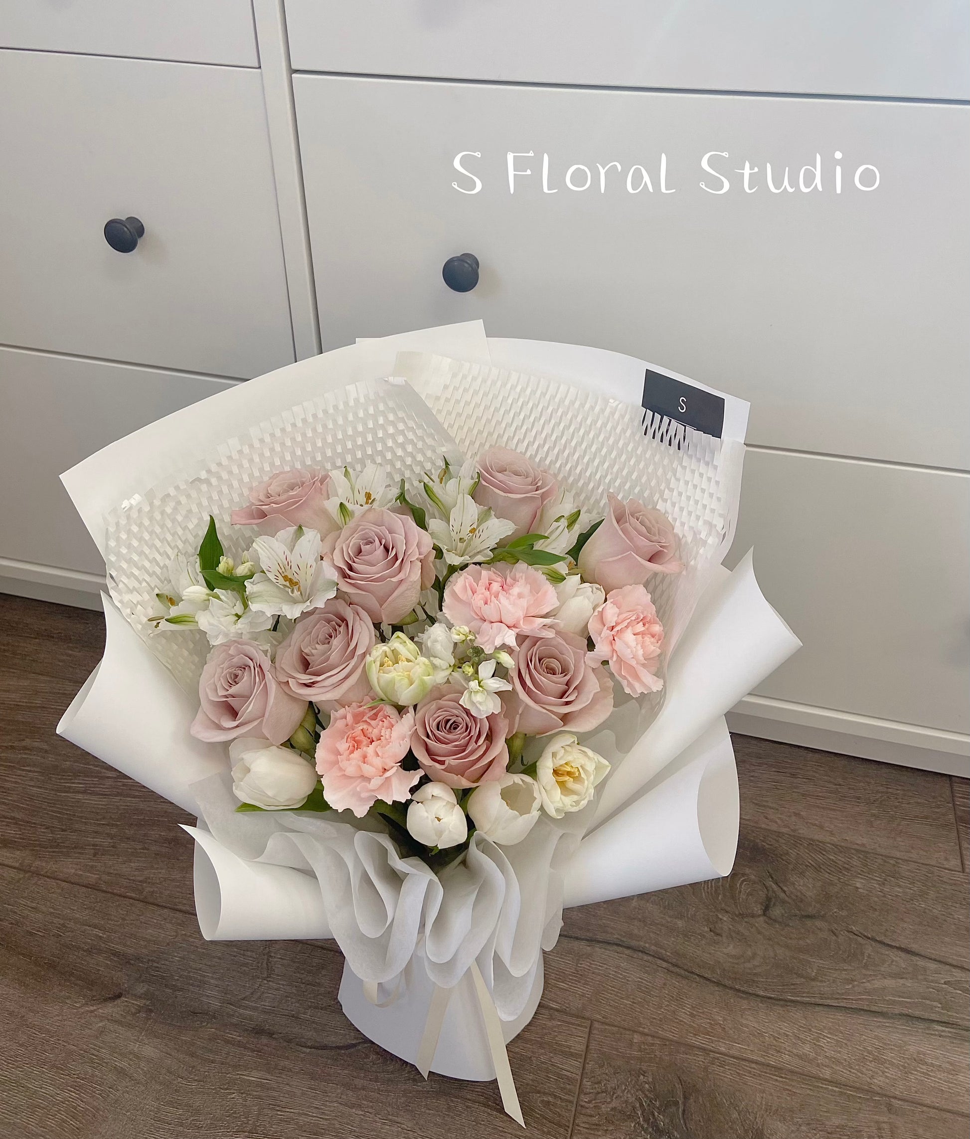 Assorted flower bouquet (beige/white)